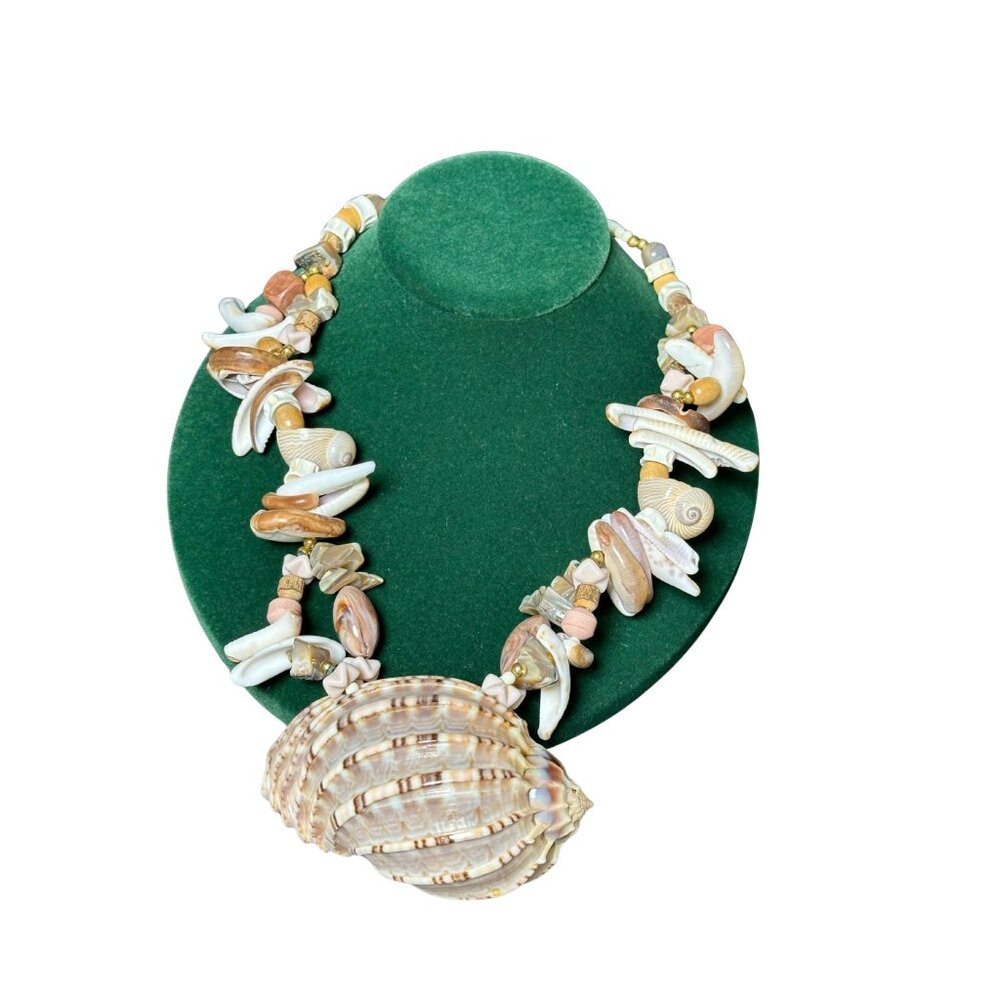Vintage Oversized Seashell Pendant Necklace Beach Brides Ocean Lovers 18 Inches